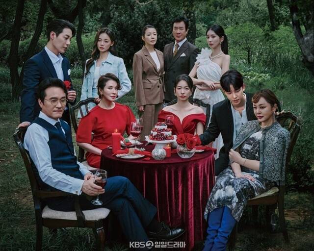 친밀한 리플리는 고부 관계로 얽힌 두 여성이 재벌가 상속을 둘러싸고 벌이는 거짓말 전쟁을 중심으로 한 드라마다. 막장스럽지만, 인간관계의 복잡한 감정선을 세밀하게 그려내 눈길을 사로잡고 있다./KBS2 친밀한 리플리