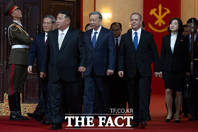 김정은 북한 국무위원장(왼쪽 두번째)이 리창 중국 국무원 총리, 또 럼 베트남 공산당 서기장, 드미트리 메드베데프 러시아 국가안보위원회 부의장(왼쪽부터)과 함께 10일 평양 목란관에서 열린 조선노동당 창건 80주년 경축연회에 참석하고 있다. /평양=AP.뉴시스