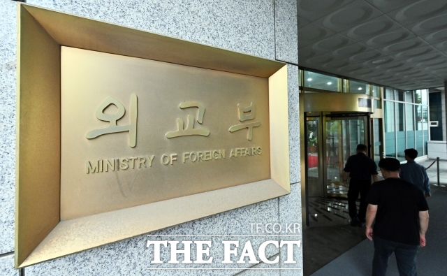 캄보디아에서 범죄 조직에 의해 숨진 채 발견된 20대 한국인의 시신이 2개월째 송환되지 못하고 있는 것과 관련해 외교부는 빠른 시일 내에 부검과 국내 시신 운구가 이뤄질 수 있도록 캄보디아 측과 계속 협의해 나갈 것이라고 밝혔다. /임영무 기자