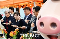  손세희 위원장 '한돈이 최고' [포토]