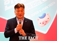  한돈 페스타 팝업스토어에서 인사말 하는 손세희 위원장 [포토]