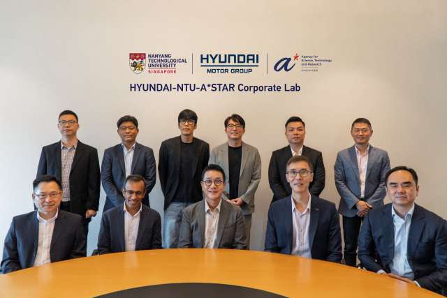 현대자동차그룹이 싱가포르 글로벌 혁신센터(HMGICS)에 싱가포르 난양공대(NTU), 과학기술청(A*STAR)과 모빌리티 산학연 연구소를 열었다. (앞줄 왼쪽부터) NTU 람쿽얀 부부총장, HMGICS CIO 알페시 파텔 상무, HMGICS 법인장 박현성 상무, A*STAR 과학 및 공학 연구 위원회 림켕후이 부청장, A*STAR CEO 데이비드 로우. /현대차그룹