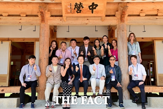 조규일(앞줄 가운데)진주시장이 진주성 중영에서 브라질 상파울루 방문단과 기념 촬영을 하고 있다. /진주시