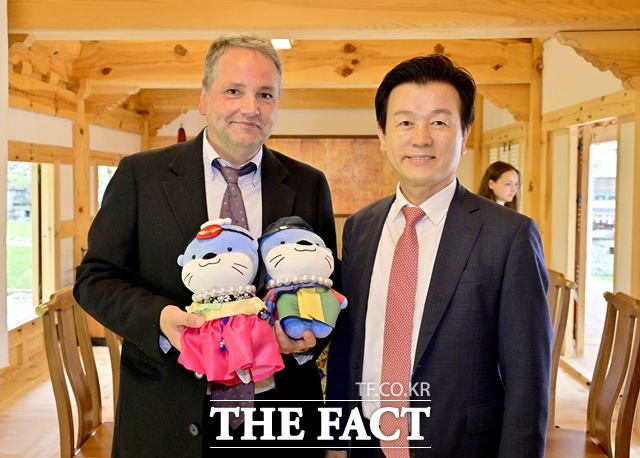 조규일 진주시장이 프랑스 투레트시 관계자와 기념 촬영을 하고 있다. /진주시