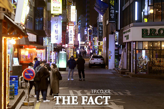 국내 자영업자들의 대출 규모가 사상 최대치를 기록했다. /더팩트 DB