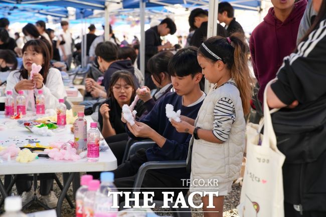 2024년 축제에서 미래 청소년인 어린이들이 체험 프로그램에 참여하고 있다. /시흥시