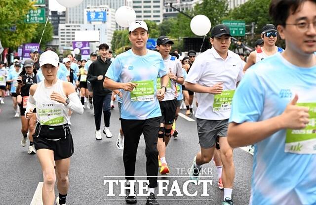 오세훈 서울시장이 12일 아침 청계광장 일대에서 열린 서울달리기 2025에 참여해 시민들과 함께 달리고 있다./서울시