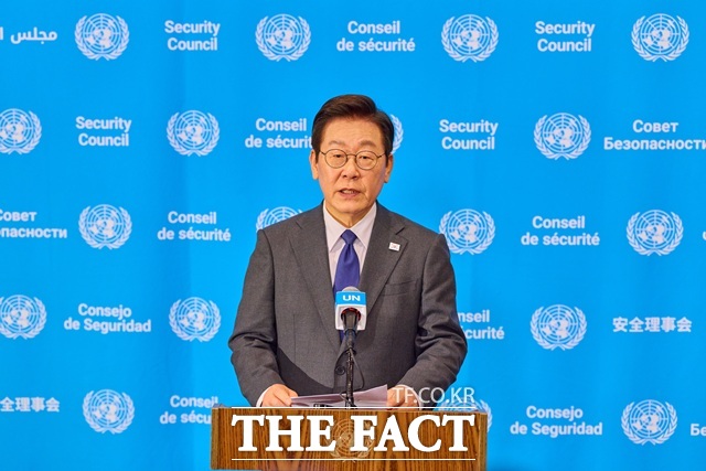 이재명 대통령은 12일 국회 국정감사와 관련해 전 부처에 여야 구분 없이 적극 협조하라고 지시했다. 이 대통령이 9월 24일(현지시간) 미국 뉴욕 유엔본부에서 안전보장이사회 공개토의를 주재하기 전 약식브리핑을 하고 있다. /대통령실