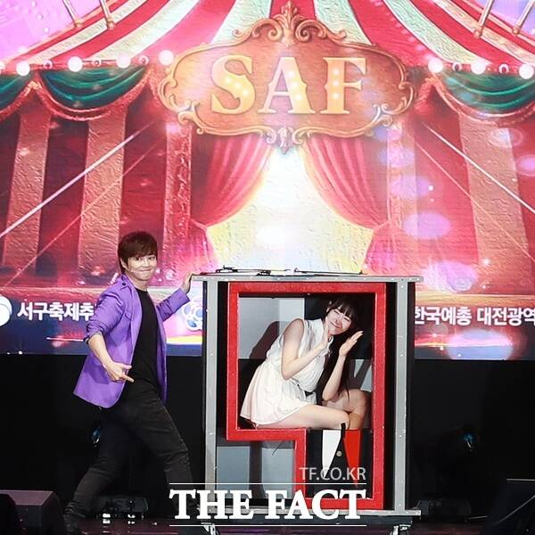 2025 대전 서구 아트페스티벌 개막식에서 최현우 마술사의 마술공연이 펼쳐지고 있는 모습 ./대전 서구