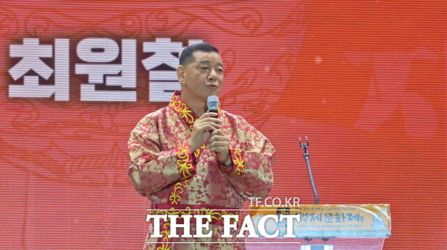 최원철 공주시장이 12일 제71회 백제문화제 폐막식에서 축사를 하고 있다. /김형중 기자