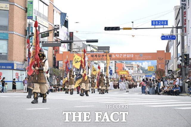 시민이 직접 참여한 대형 거리 퍼레이드 ‘웅진성 퍼레이드’ 장면. /공주시