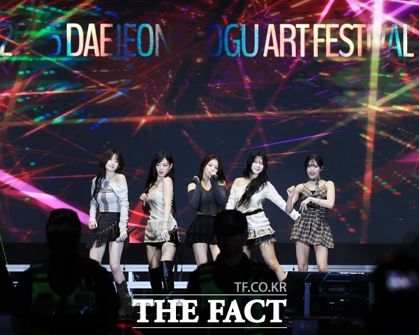 2025 대전 서구 아트페스티벌 개막식에서 프로미스나인의 공연이 진행되고 있는 모습. /대전 서구