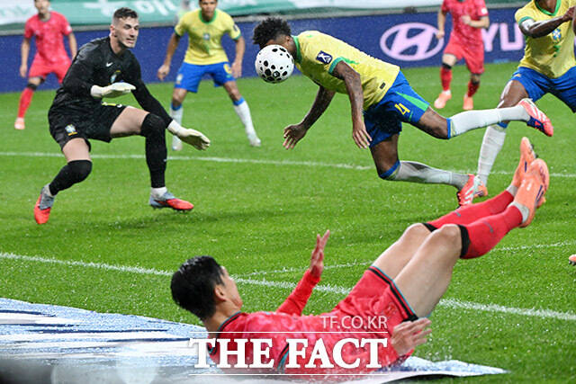 대한민국과 브라질의 평가전이 10일 오후 서울 마포구 서울월드컵경기장에서 열린 가운데 손흥민이 크로스를 시도하며 넘어지고 있다./서울월드컵경기장=남용희 기자]