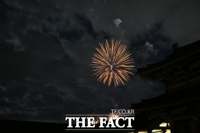 제71회 백제문화제 불꽃놀이 장면. /부여군