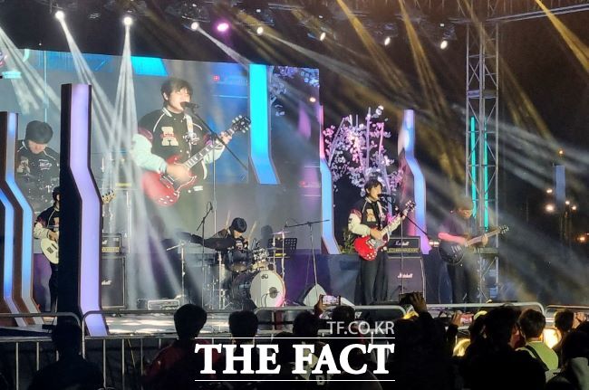 2024년 시흥시청소년동아리축제에서 밴드 동아리가 공연을 펼치고 있다. /시흥시