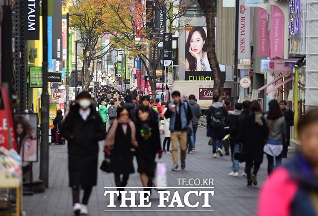 인구 고령화가 심화하고 있는 가운데 지난해 70대 이상 인구가 20대를 추월했다. /더팩트 DB