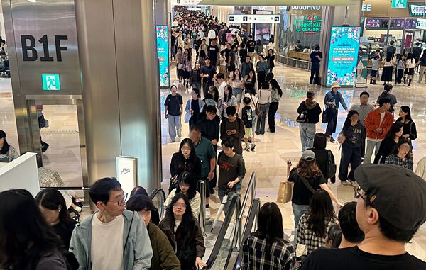 10월 1일부터 9일까지 이어진 황금연휴 기간 동안 방한 외국인 수요를 집중적으로 흡수하며 롯데백화점 외국인 고객 매출이 전년 동기 대비 40% 늘었다. 롯데백화점