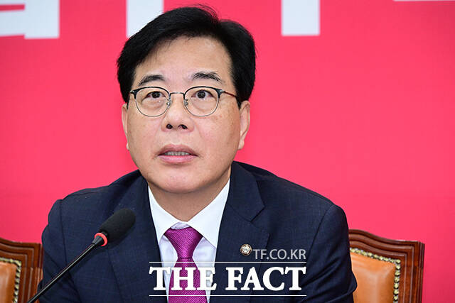 송언석 국민의힘 원내대표가 12일 국회에서 열린 기자간담회에서 양평군 공무원 사망 사건과 관련해 민중기 특별검사팀에 대한 폭력 수사 특검법을 발의하겠다고 밝혔다. /남윤호 기자