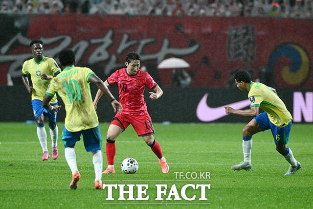 이강인 역시 브라질 수비수들 사이에서 고립을 면치 못했다. 브라질 선수 3명 사이에서 드리블을 시도하고 있는 이강인./서울월드컵경기장=남용희 기자