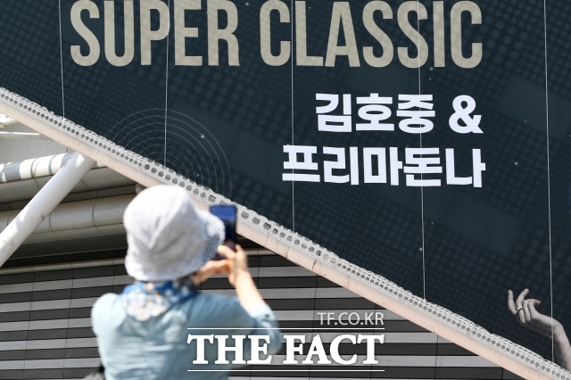 팬들은 김호중이 언젠가 세상 밖으로 나올 때 그 시간이 진정한 변화를 증명할 수 있길 조용히 기대하고 있다. 사진은 지난해 음주사고 직후 올림픽공원 KSPO돔 외벽에 걸려있는 스페셜공연 현수막. /더팩트 DB