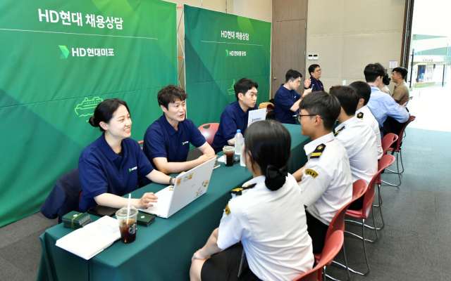 HD현대중공업은 오는 26일까지 특수선사업부 경력 채용을 진행한다. 지난 5월 부산에서 열린 마덱스 2025 현장에서 HD현대가 실시한 채용 박람회 모습. /HD현대중공업