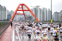  '디즈니런 서울 2025' 서강대교 가득 메운 참가자들 [포토]