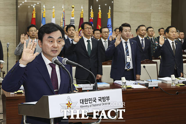 여야가 국회 국방위원회 국정감사에서 내란 명칭 사용을 두고 정면 충돌했다. 사진은 안규백 국방부 장관이 13일 오전 서울 용산구 국방부 청사에서 열린 국방부 국정감사에서 선서를 하고 있는 모습. /국회사진기자단