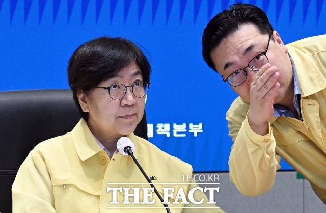 국민연금연구원의 보고서 비공개 결정은 복지부가 우려를 제기한 후 이뤄졌다. 복지부는 국민연금연구원이 보고서를 영구 비공개 하기 전인 지난 1월 보고서 작성자를 3차례 불러 결과 보고를 받고 모형 안정성, 다른 연구기관과 전망 차이에 우려를 제기했다. 이러한 복지부 우려는 국민연금연구원에 전달됐다. 특히 복지부 연금 개혁안을 주도한 이스란 제1차관(당시 사회복지정책실장)은 1월 6일 복지부 과장급이 보고를 받은 보름 후 보고서 작성자를 다시 불러 직접 보고 받았다. 사진은 정은경 보건복지부 장관이 지난 1일 오전 서울 종로구 정부서울청사에서 열린 의사 집단행동 중앙재난안전대책본부 회의에 참석한 모습./ 임영무 기자