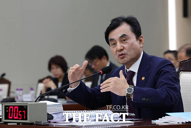 이날 국방위에서는 군 인력 처우 개선 문제도 집중적으로 다뤄졌다. 사진은 안규백 국방부 장관이 13일 오후 서울 용산구 국방부 청사에서 열린 2025 국방부 국정감사에서 답변하고 있는 모습. /국회사진기자단