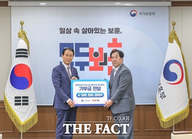 SM그룹 우오현 회장(오른쪽)이 13일 오전 정부세종청사에서 열린 국가보훈부의 전 국민 보훈 기부 프로젝트 모두의 보훈 드림 후원금 전달식에서 권오을 보훈부 장관과 기념 촬영을 하고 있다. /SM그룹