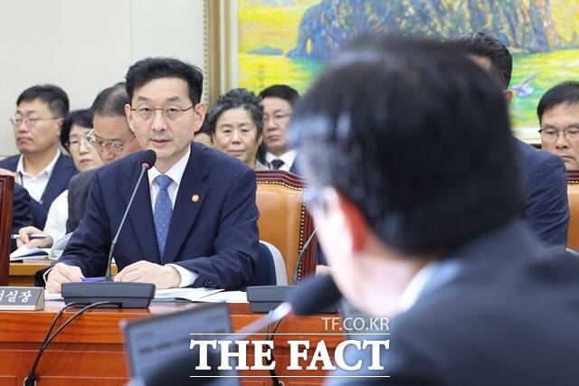 윤창렬 국무조정실장은 13일 오후 서울 여의도 국회에서 열린 정무위원회 국정감사에서 캄보디아 사태를 어떻게 보고 있느냐는 질의에 꾸준하게 (사건이) 증가된 상태라면서도 사실 심각하게 인식을 못했던 건 맞는 거 같다고 밝혔다. /뉴시스