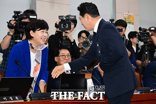 국정감사 전운 예상되는 국회 법제사법위원회…감사 개시에 앞서 장동혁 국민의힘 대표(오른쪽)가 근조 리본을 달고 방문해 의원들과 인사를 하고 있다. 왼쪽은 서영교 더불어민주당 의원.