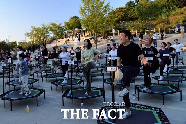 18일 유산소 운동 프로그램 점핑 피트니스가 진행된다. /서울시