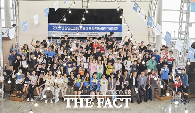 12일 광명스피돔 인도어 오리엔티어링 전국대회에 참가한 시민들이 기념사진을 촬영하고 있다./국민체육진흥공단