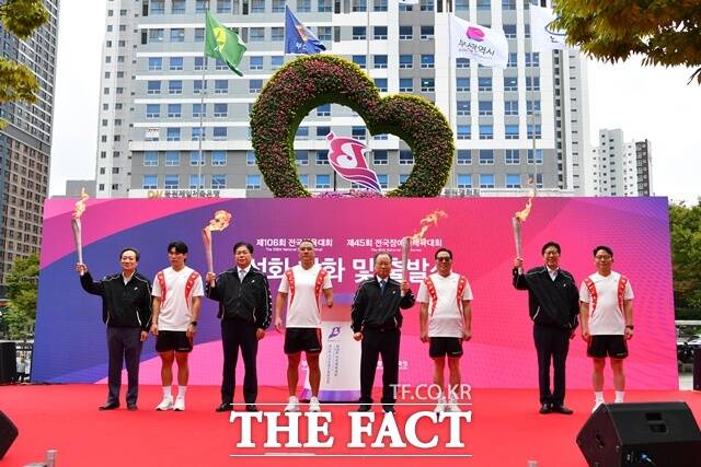 13일 오전 부산시청 시민광장에서 제106회 전국체육대회와 제45회 전국장애인체육대회 성화 합화식이 열리고 있다. /부산시