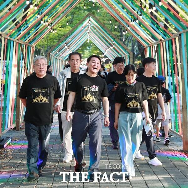 서철모 서구청장이 2025 대전 서구 아트페스티벌 현장에 설치된 아트 빛 터널을 둘러보고 있는 모습. /대전 서구