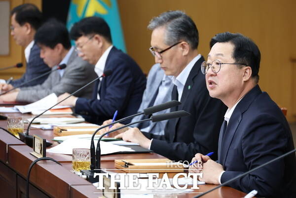 이장우 대전시장이 13일 주간업무회의를 주재하고 있다. /대전시