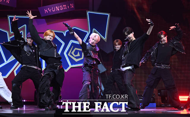 [더팩트ㅣ이새롬 기자] 그룹 TWS(투어스)가 13일 오후 서울 광진구 예스24 라이브홀에서 열린 미니4집 play hard(플레이 하드) 미디어 쇼케이스에서 수록곡 헤드 숄더스 니스 토스 무대를 선보이고 있다.