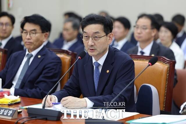 윤창렬 국무조정실장은 13일 서울 여의도 국회에서 열린 정무위원회 국정감사에서 한미 관세협상과 관련해 협상 과정에 있고 최대한 국익을 지키기 위해 노력하고 있다고 밝혔다. /뉴시스