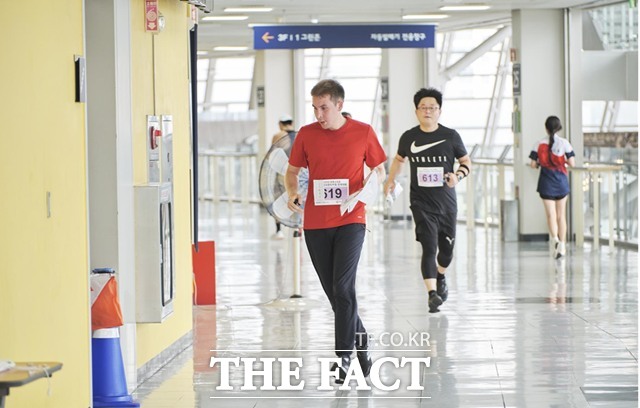 18일 광명스피돔 인도어 오리엔티어링 전국대회 외국인 참가자가 컨트롤 포인트를 찾아가고 있다./국민체육진흥공단