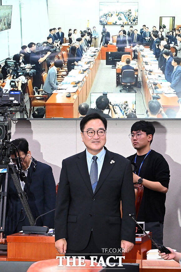 외교통일위원회 국정감사장 찾아 의원 및 직원들을 격려하는 우 의장.