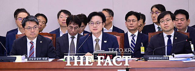 국정감사 출석한 문식학 차관, 김정관 산업통상부 장관, 여한구 산업통상부통상교섭 본부장(왼쪽부터).