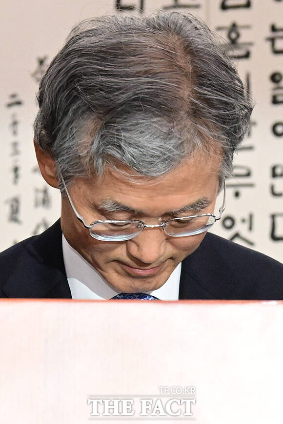 연단에서 인사하는 조희대 대법원장의 모습.