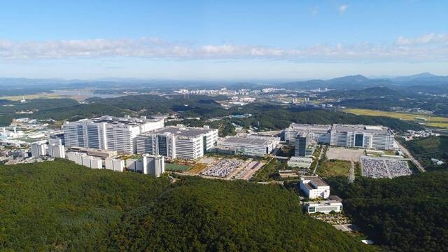 경찰이 LG디스플레이 기술이 중국으로 유출된 정황을 파악해 수사에 나섰다. 사진은 LG디스플레이 파주 사업장 전경. /LG 제공