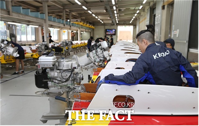 미사리 경정장에서 선수들이 최고의 기량을 선보이기 위해 모터보트를 정비하고 있다./국민체육진흥공단