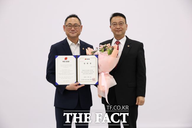 경기도의회 국민의힘 백현종 대표의원(오른쪽)이 13일 고양시 경제자유구역 지정을 위한 추진단 단장에 김완규 의원을 임명한 뒤 기념 촬영을 하고 있다. /경기도의회
