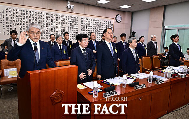 증인선서하는 천대엽 법원행정처장과 관계자들.