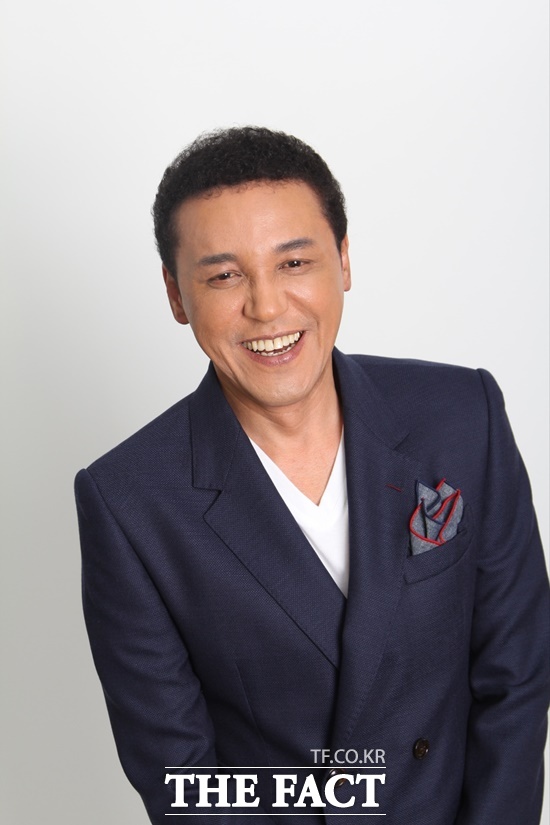 간경화로 죽음의 문턱에서 섰던 그는 노래로 재기에 성공했다.우리가 남인가는 왜 왜 왜 이후 19년만에 선보인 이곡은 그룹사운드 출신인 그가 생애 첫선을 보이는 트로트 장르다. /더팩트 DB