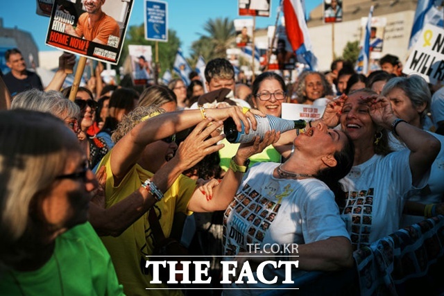 13일(현지 시간) 이스라엘 텔아비브의 ‘인질 광장에서 시민들이 가자지구에서 석방된 이스라엘 인질들의 모습을 생중계로 지켜보며 기뻐하고 있다. /텔아비브=AP/뉴시스