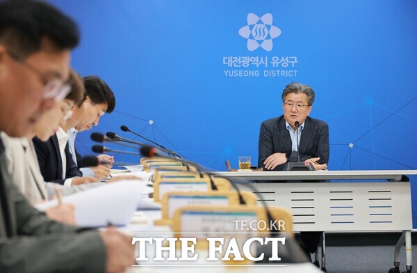 정용래 유성구청장이 13일 간부회의를 주재하고 있다. /대전 유성구